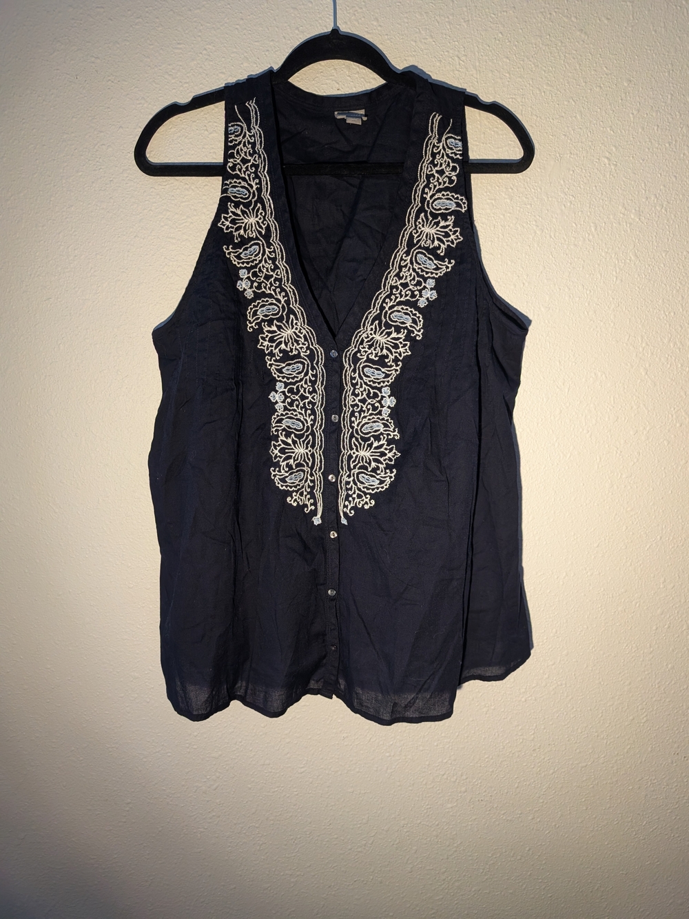 Navy Sleeveless Button-Front Top with White Embroidery Converse XL